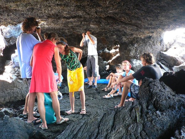 126- Pique-nique a l'abri du soleil dans une grotte 